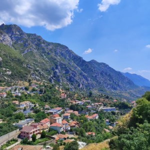 On est le 15 octobre, c'est donc le bon moment pour poster les photos de cet été, c'est parti ! D'abord Tirana et Krujë 🇦🇱.#albania